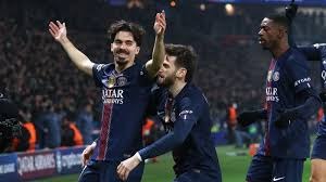 惊险一幕，马竞女足球员梅迪纳头部被膝盖撞到后失去意识